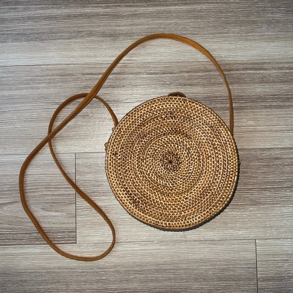 Street Level Round Wicker Seashell Crossbody Straw Bag - Picture 9 of 11